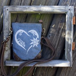 Domelo Trachtentasche Damen Umhängetasche. Dirndl Schultertasche aus Jeansstoff und Canvas (Segeltuch) und Leder. Handtasche in Trachtenstil mit Herz Aufdruck. Crossbody Tasche für Frauen als Oktoberfest Accessoires.