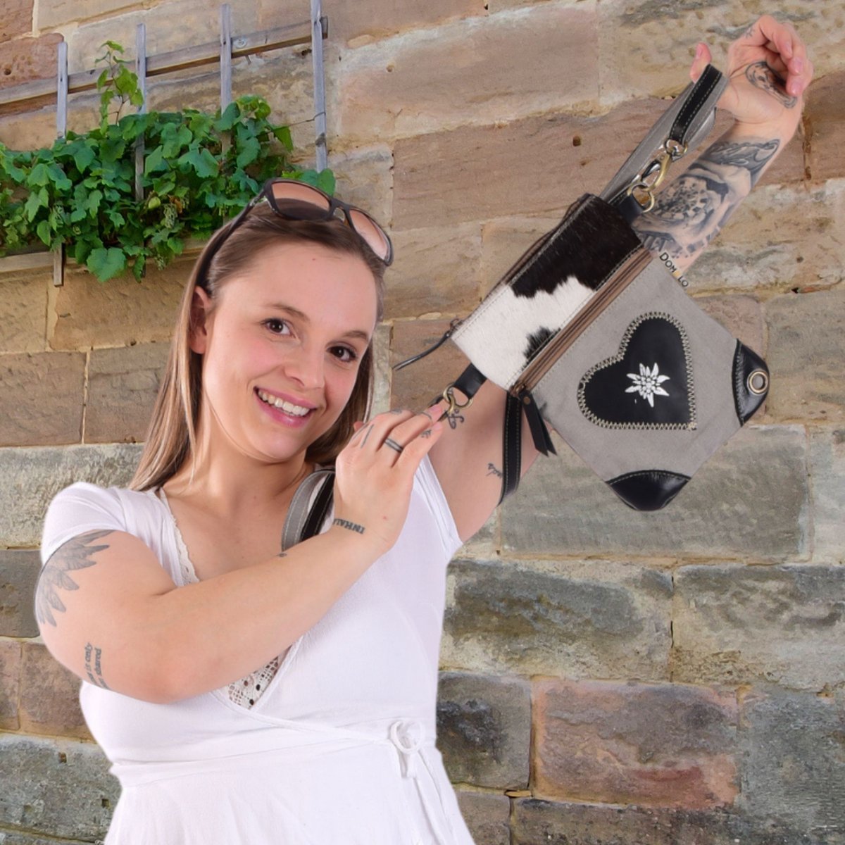 Nieuwe Domelo Dirndl schoudertas - Oktoberfest traditionele tas. Tas met edelweiss & hart design - traditionele kleine crossbody tas gemaakt van canvas & koeienhuid. kopiëren