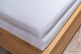  A fitted sheet in a solid white color, measuring 200x220/210/200 cm, suitable for a split-top mattress.