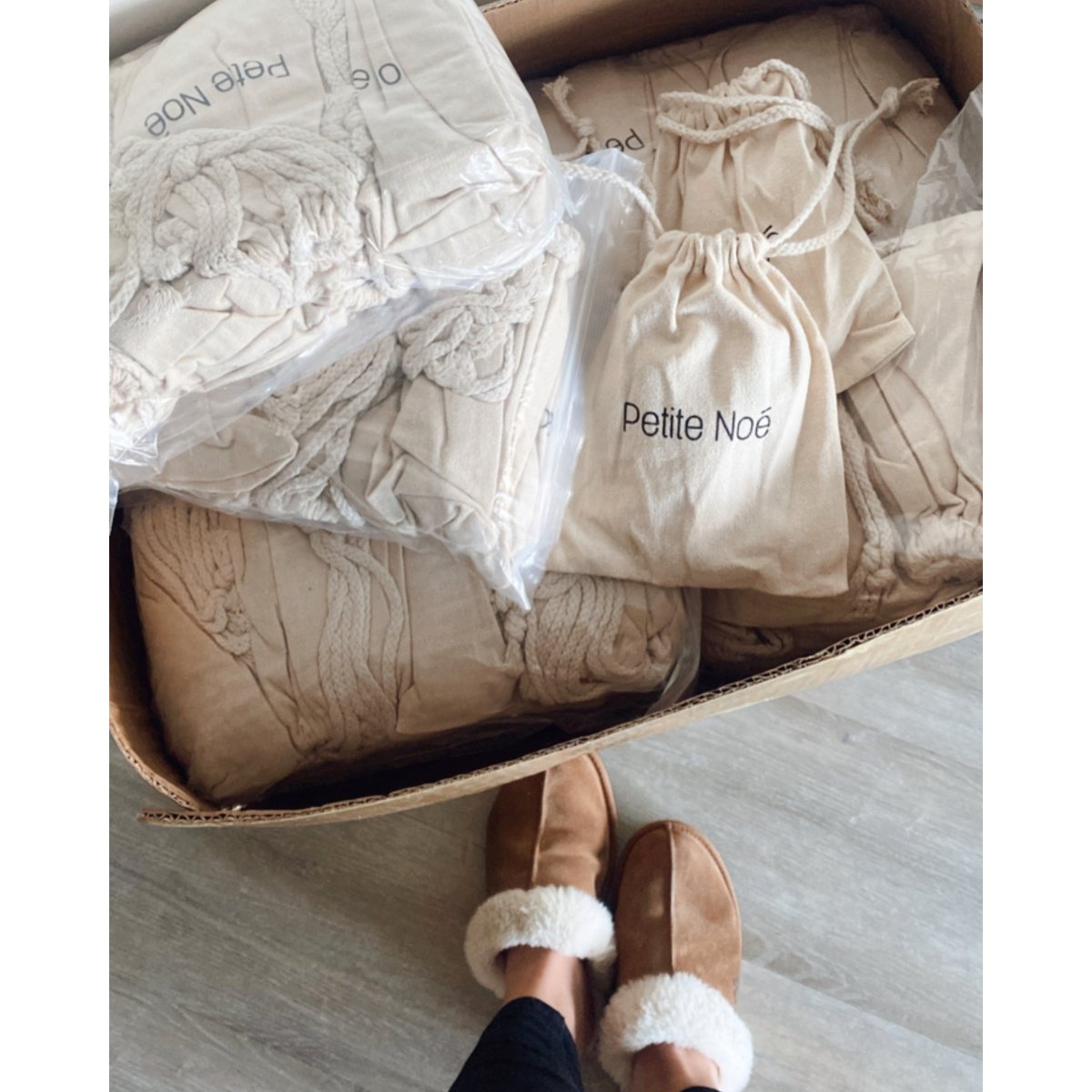 Klobige Babyschuhe in gebrochenem Weiß