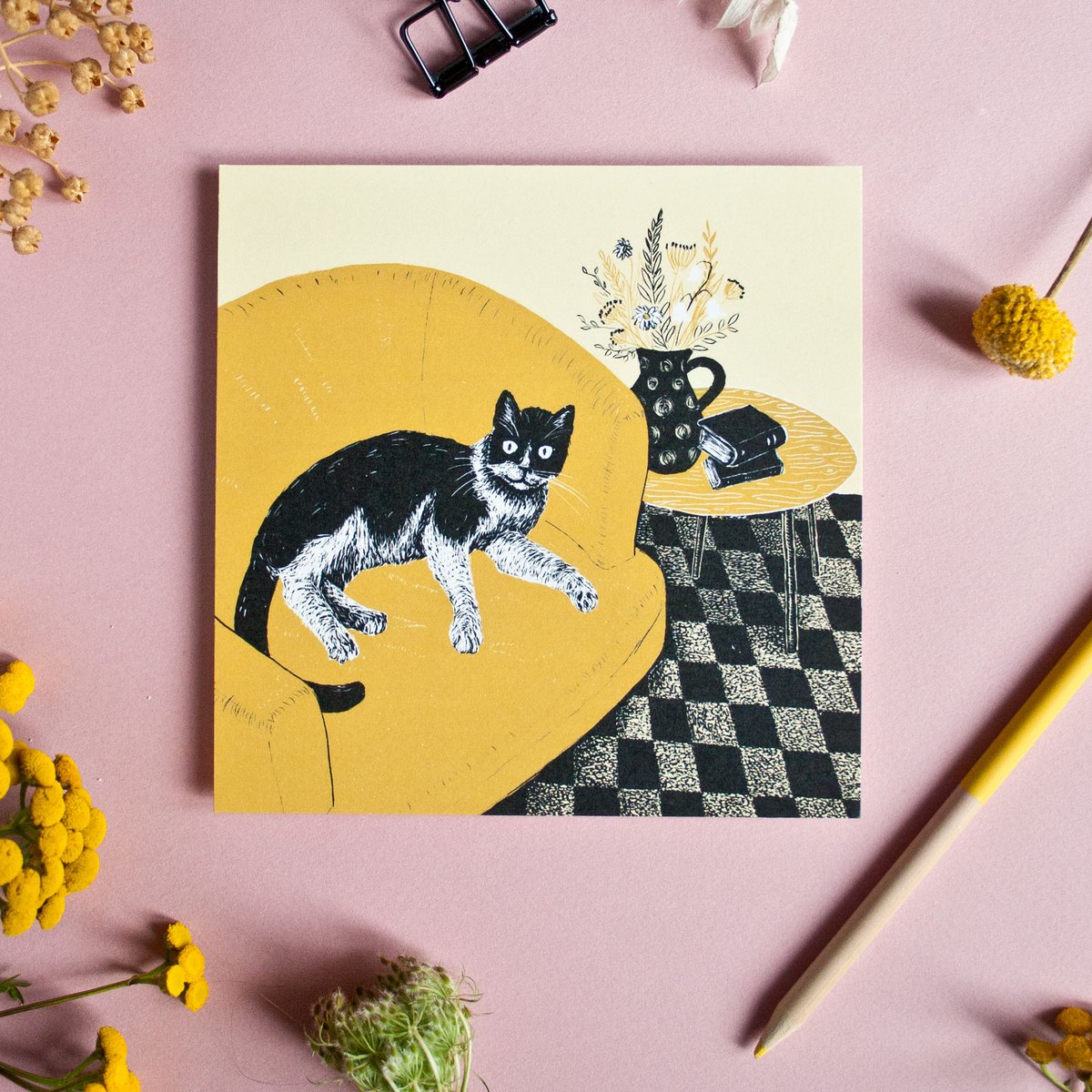Quadratische Postkarte Katze & Sessel
