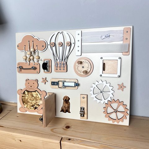 Extra kleines, geschäftiges Board mit Türen