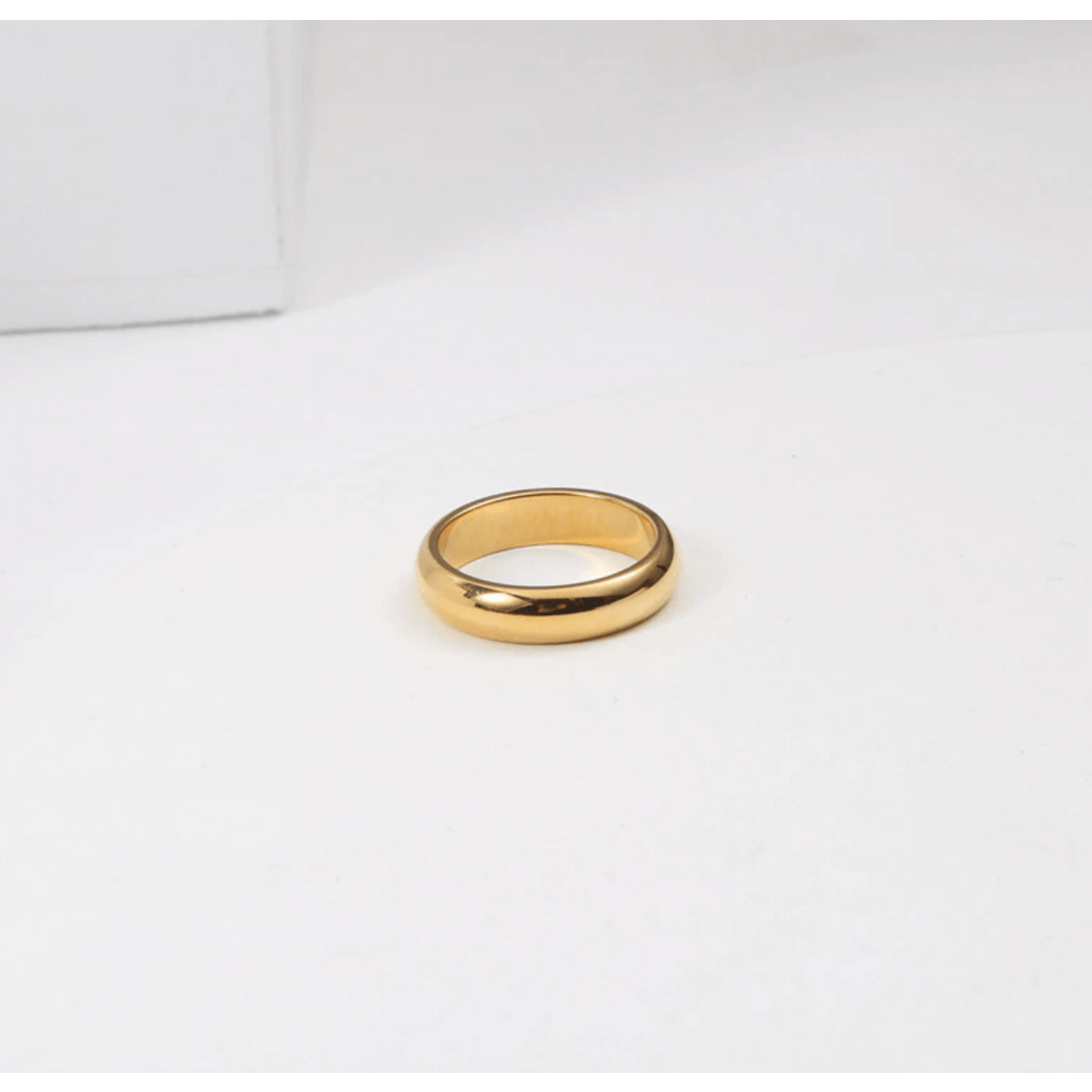 Sylvia - Einfaches konkaves Goldband