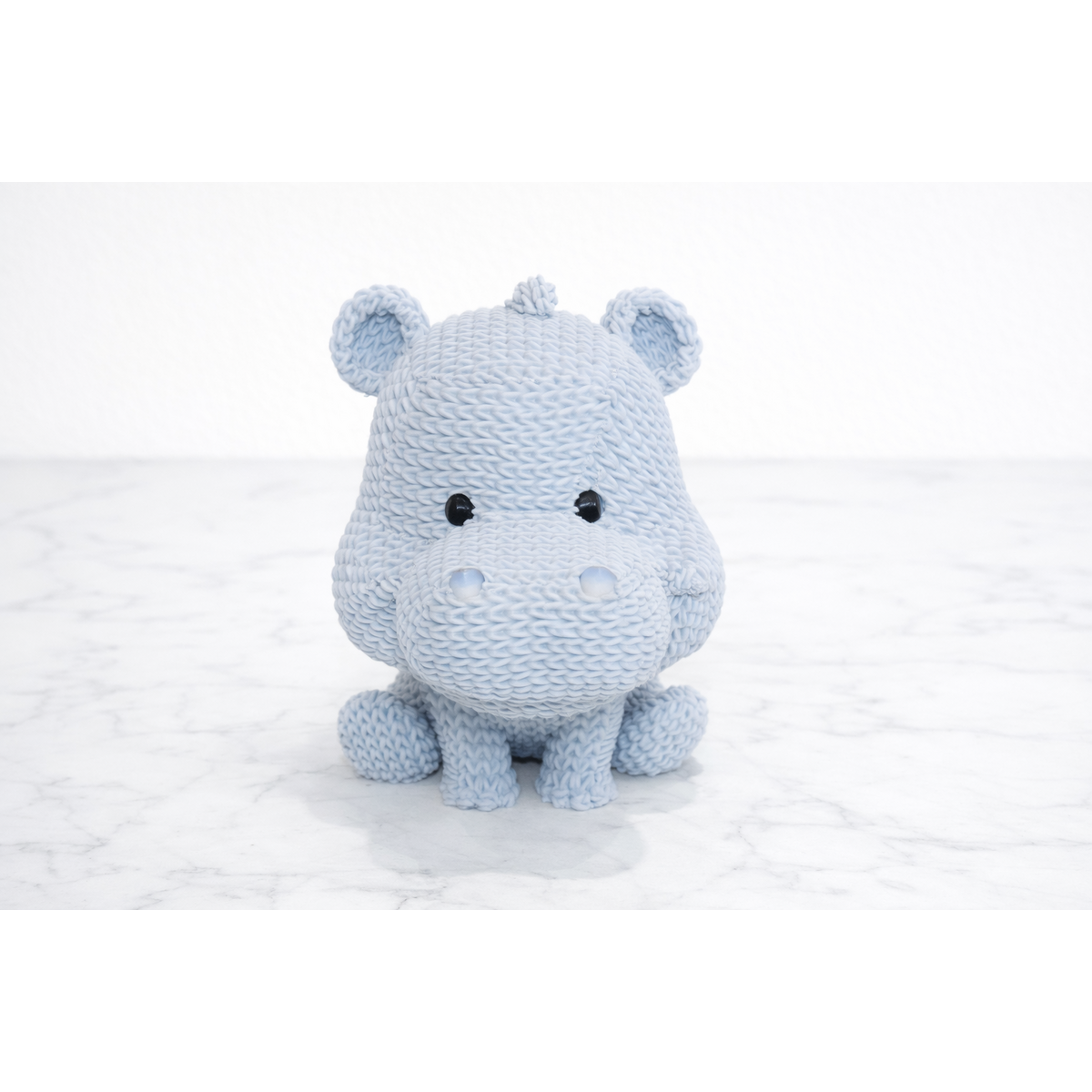 Eterna Wonder — Dzianinowa figurka hipopotama — Dekoracyjna mini rzeźba — Jasnoniebieski — 15 cm