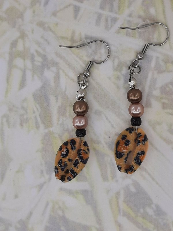 %2364 OW Cowry panther shell earrings