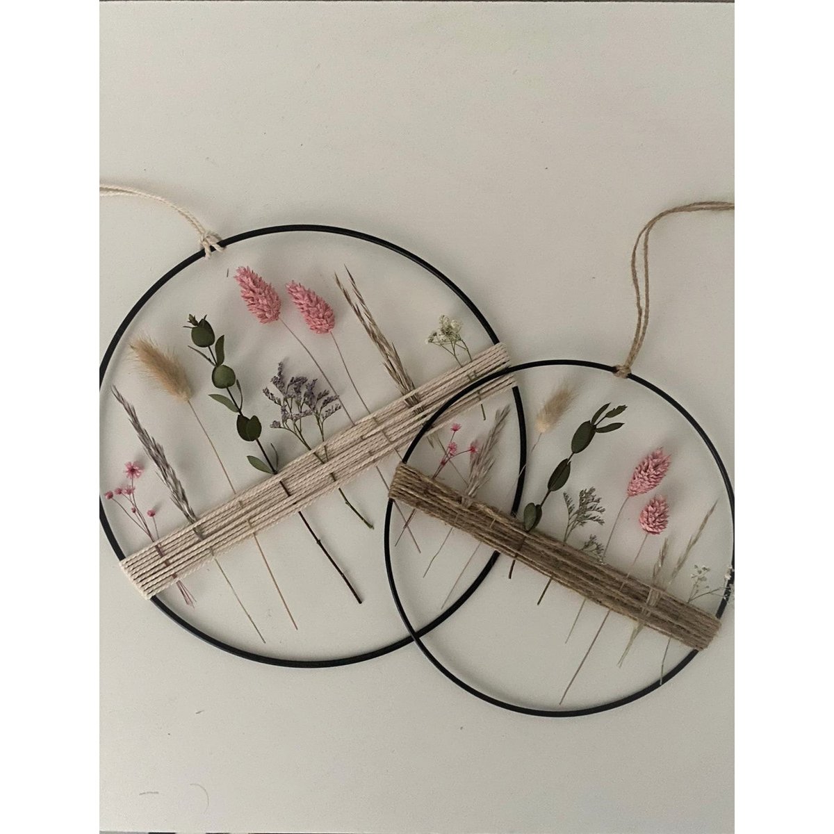 Anneau métallique avec des fleurs sèches et des herbes colorées
