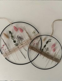 Anneau métallique avec des fleurs sèches et des herbes colorées