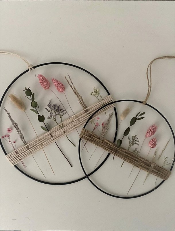 Anneau métallique avec des fleurs sèches et des herbes colorées