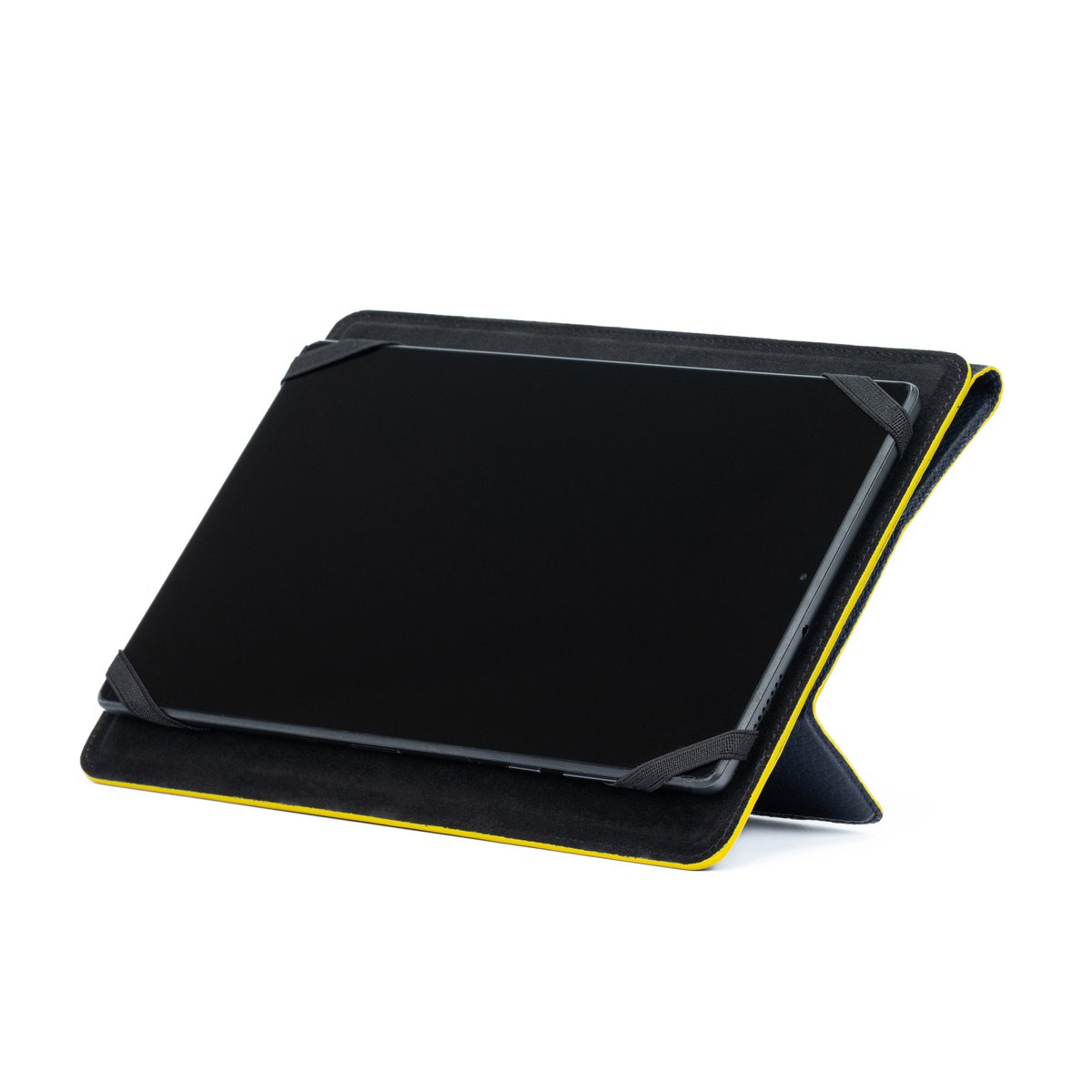 K0033DB | Hoes voor tablet Echt leer, volnerf, dollargrain. Col. Blauw met gele randen. Contrasterende tab sluiting. Afmetingen: 19,5 x 25,2 x 1 cm Verpakking: Tnt zak