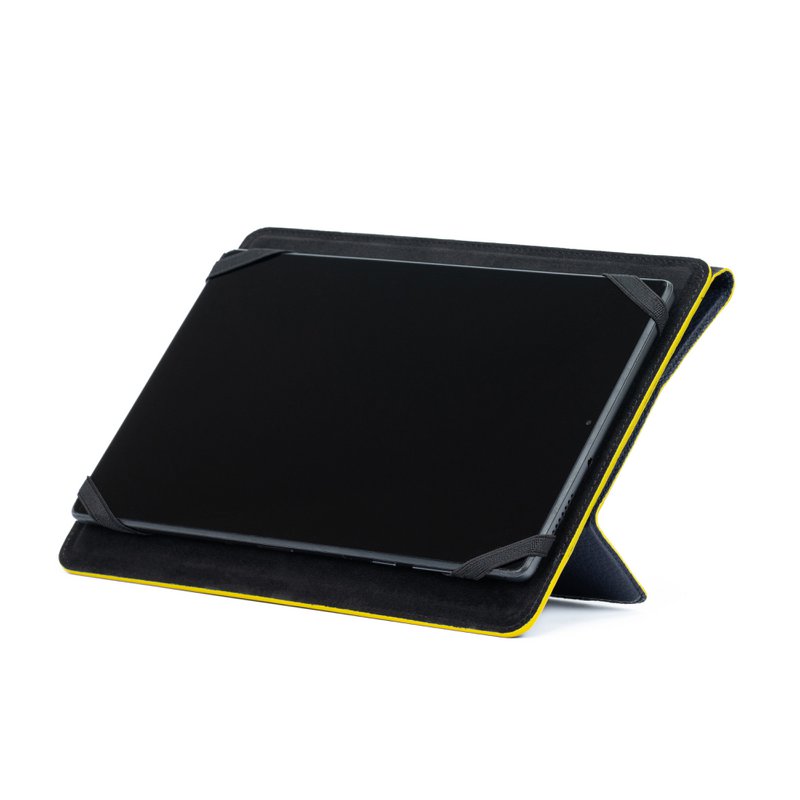 K0033DB | Étui pour tablette Cuir véritable, pleine fleur, grain dollar. Col. Bleu avec bords jaunes. Fermeture par patte contrastée. Dimensions : 19,5 x 25,2 x 1 cm Conditionnement : sachet Tnt