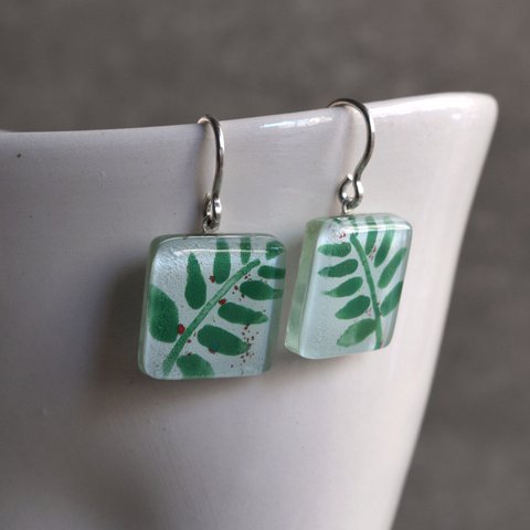 Blatt-Ohrringe, kleine grüne und weiße Glasfliesen an einem Haken aus 925er Sterlingsilber