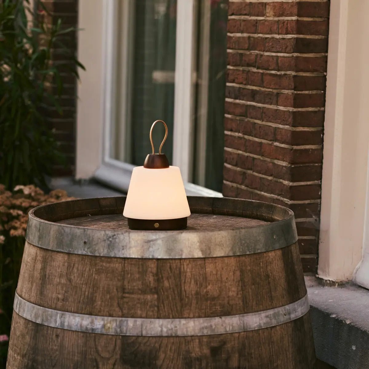 Liv Dunkelbraune wiederaufladbare Lampe