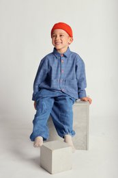 Checked shirt with pockets, suitable for children aged 2-10 years.