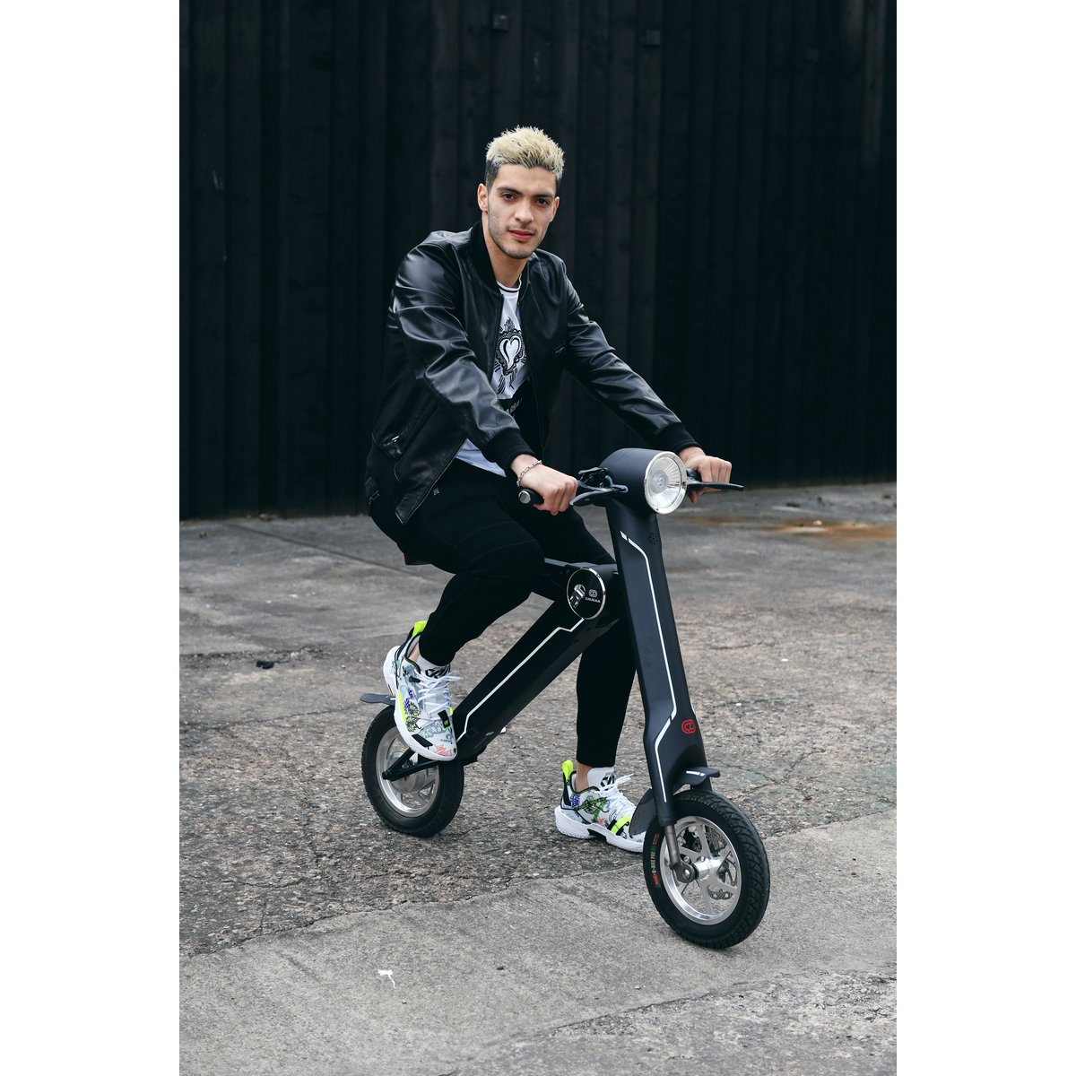 De officiële exclusieve Cruzaa E-Scooter Carbon Black