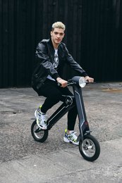 De officiële exclusieve Cruzaa E-Scooter Carbon Black
