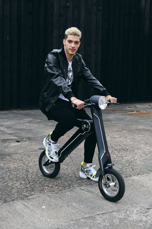 Der offizielle exklusive Cruzaa E-Scooter Carbon Black