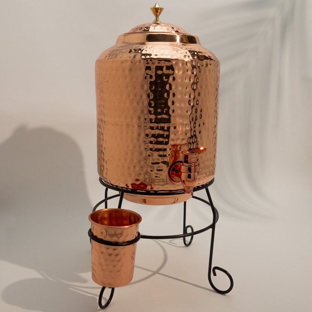 Puur koperen watertank ± 11 liter met standaard en 1 beker gehamerd