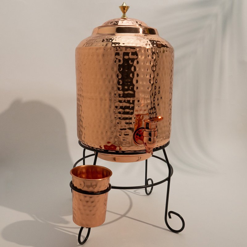 Puur koperen watertank ± 11 liter met standaard en 1 beker gehamerd