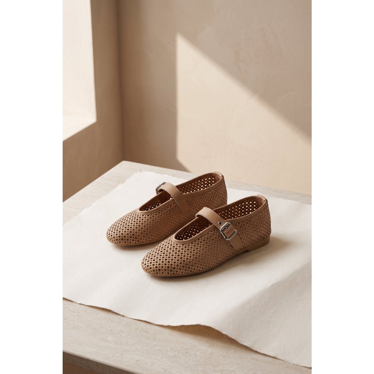 CARROLL CAMEL – Ballerinas aus perforiertem Leder mit Schnalle