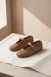 CARROLL CAMEL – Ballerinas aus perforiertem Leder mit Schnalle