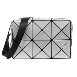 Iria Quintana ASO Crossbody Bag con diseño geométrico. 17.5x6x11.5 cm.
