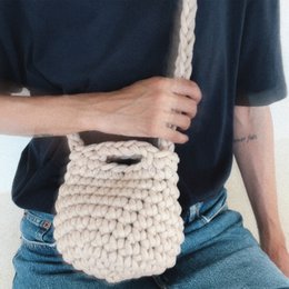 “Pebble” crochet clutch with crossbody strap crème