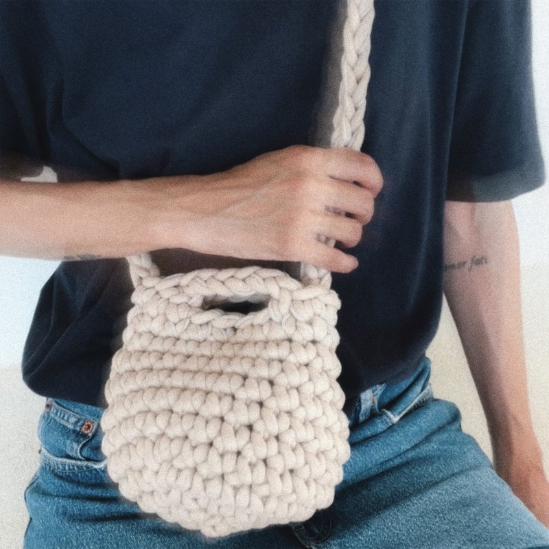 “Pebble” crochet clutch with crossbody strap crème