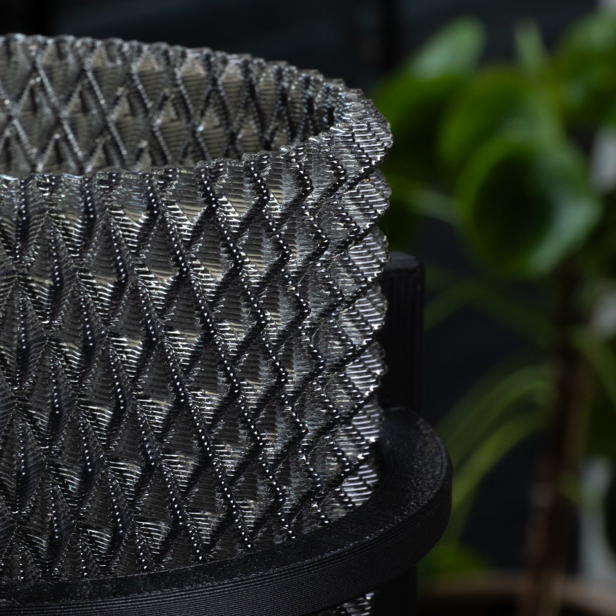 Lampa PRISM w kolorze przydymionej szarości – nowoczesny geometryczny klosz, PETG z recyklingu, oświetlenie otoczenia, E14