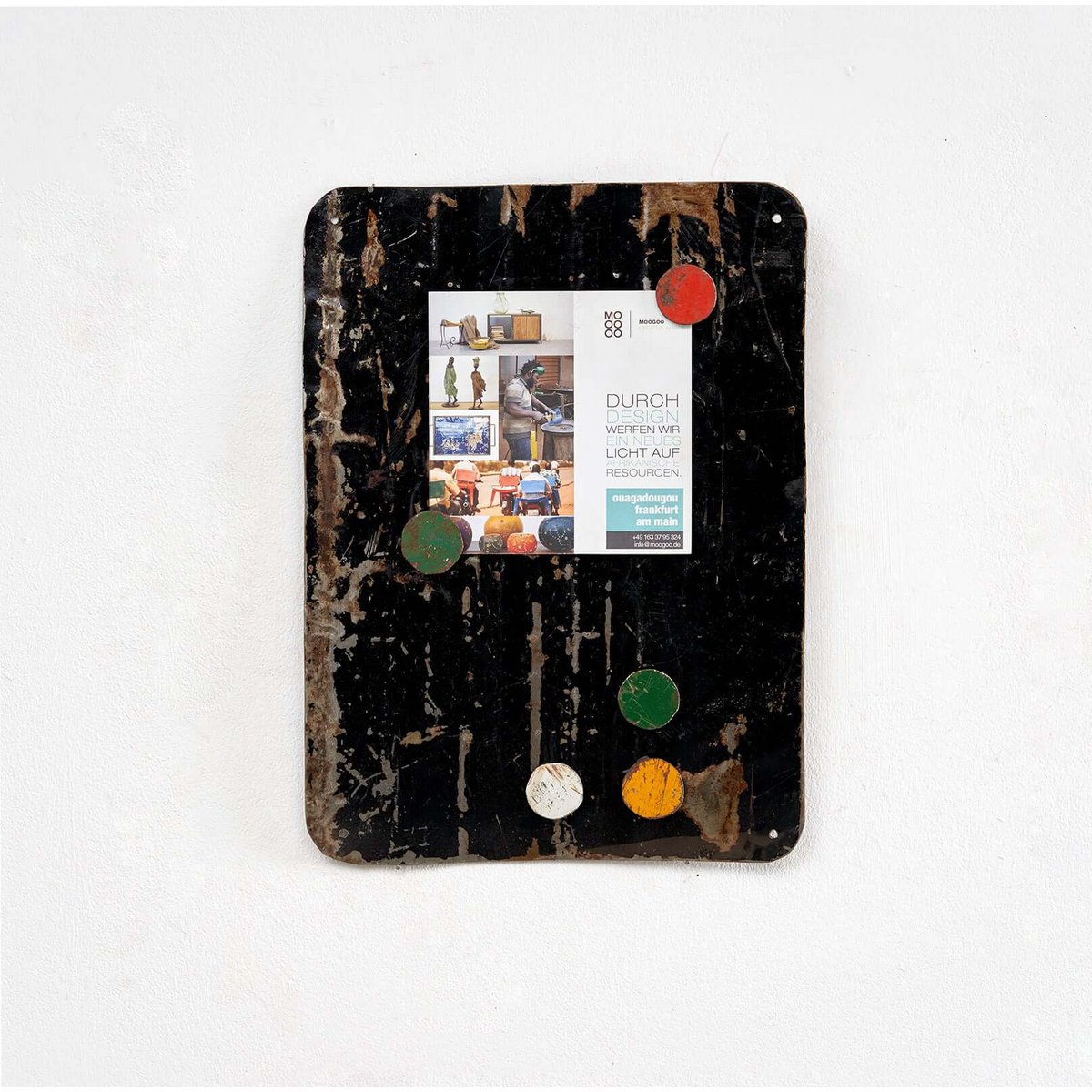 Magnettafel aus recycelten Ölfässern mit 5 bunten Magneten