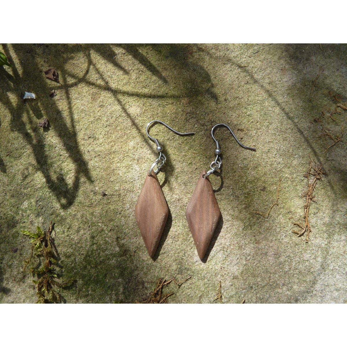 Hanging earrings in the shape of a diamond made of elegant dark walnut wood, very light, matt oiled surface, stainless steel earrings gold-plated or silver