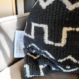 Sort malian 30x50 pudebetræk i mudderstof med primitivt afrikansk håndstempeldesign