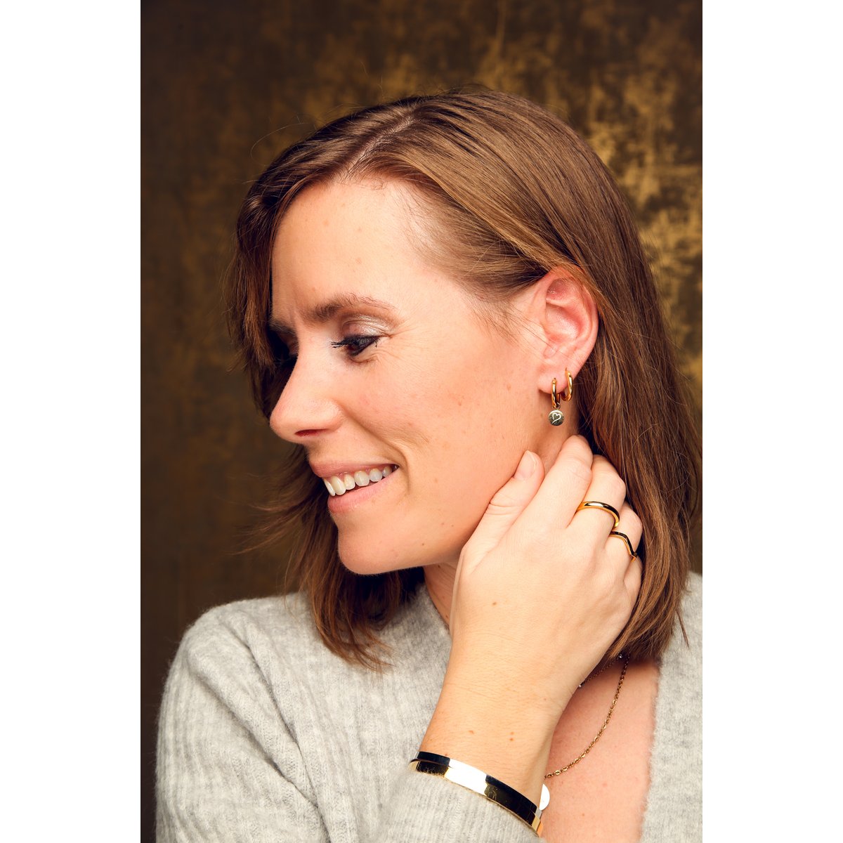 Suivez vos boucles d'oreilles coeur or