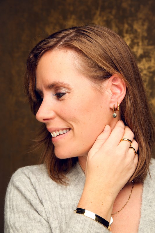 Suivez vos boucles d'oreilles coeur or