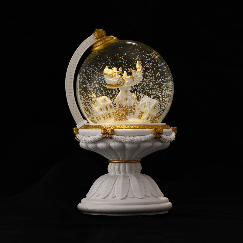 Die kugelförmige Weihnachtsschneekugel mit automatischem Schneesturm und Lichtern.