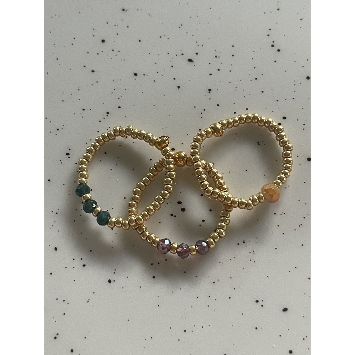 Los anillos brillan sutilmente