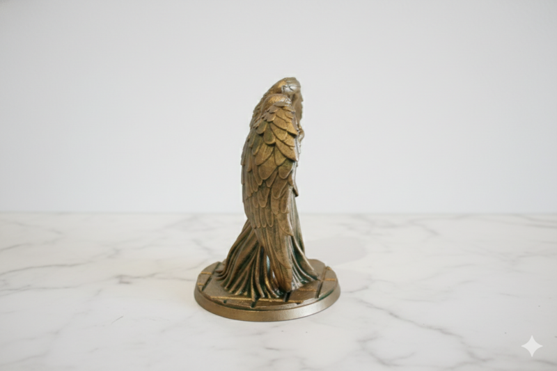 Sculpture d’ange avec cœur – peinte à la main