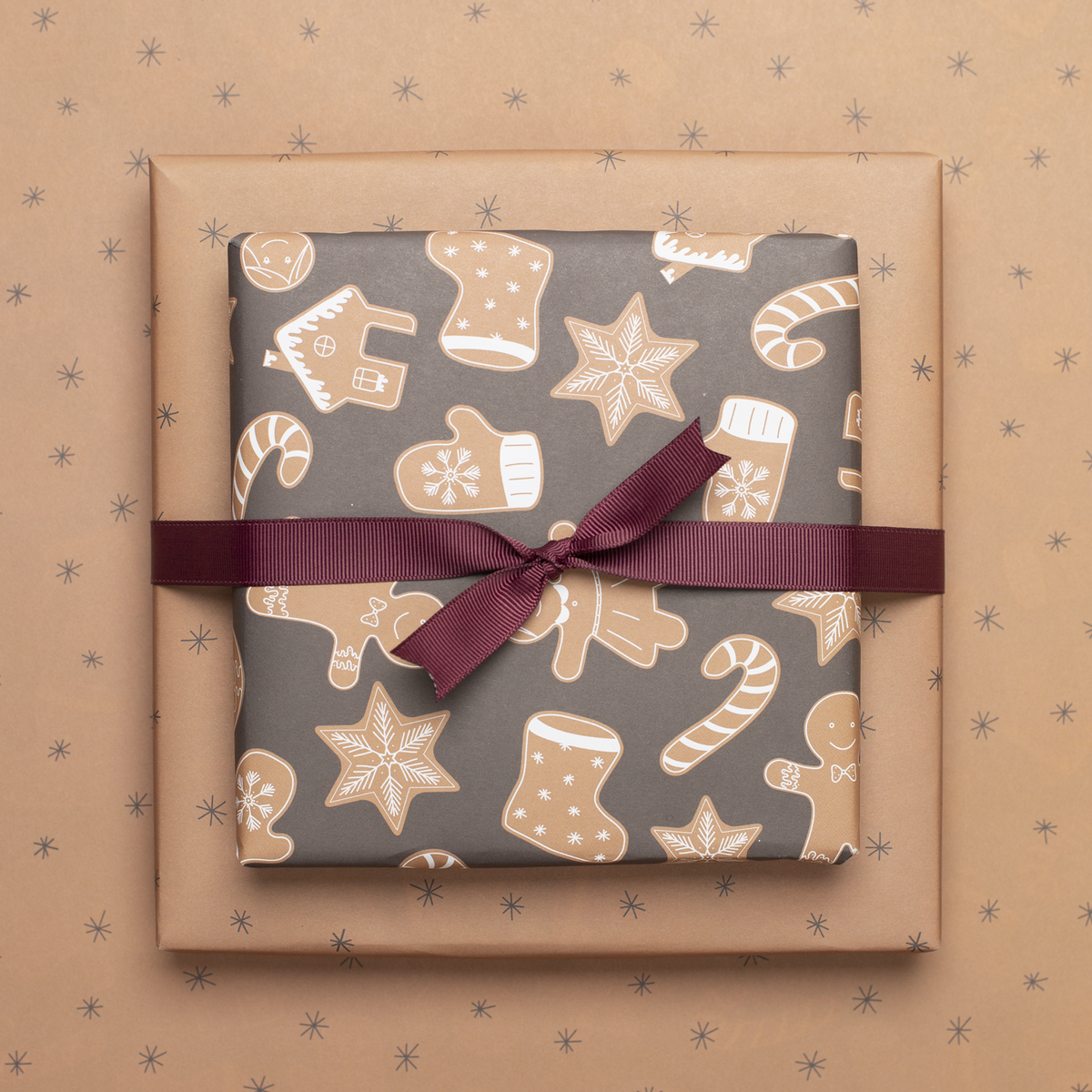 Papel de regalo de doble cara Navidad "pan de jengibre" Galletas navideñas en color beige y marrón fabricado con papel 100% reciclado
