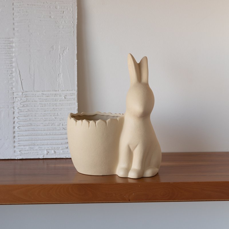 Osterhase mit Vase