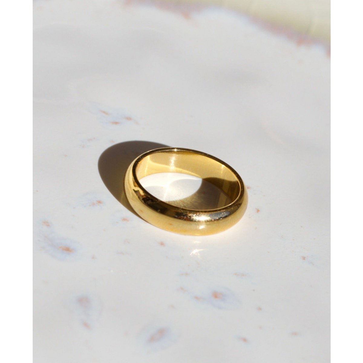 Sylvia - Einfaches konkaves Goldband