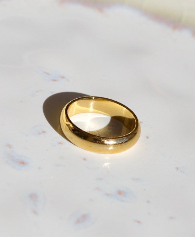 Sylvia - Einfaches konkaves Goldband