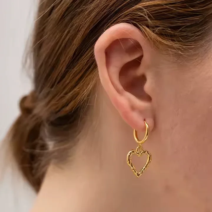 LOUIZ Gold earrings with hearts