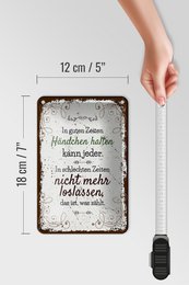 Blikken bord met de tekst 'Houd elkaars hand in goede tijden' bord van 12x18 cm