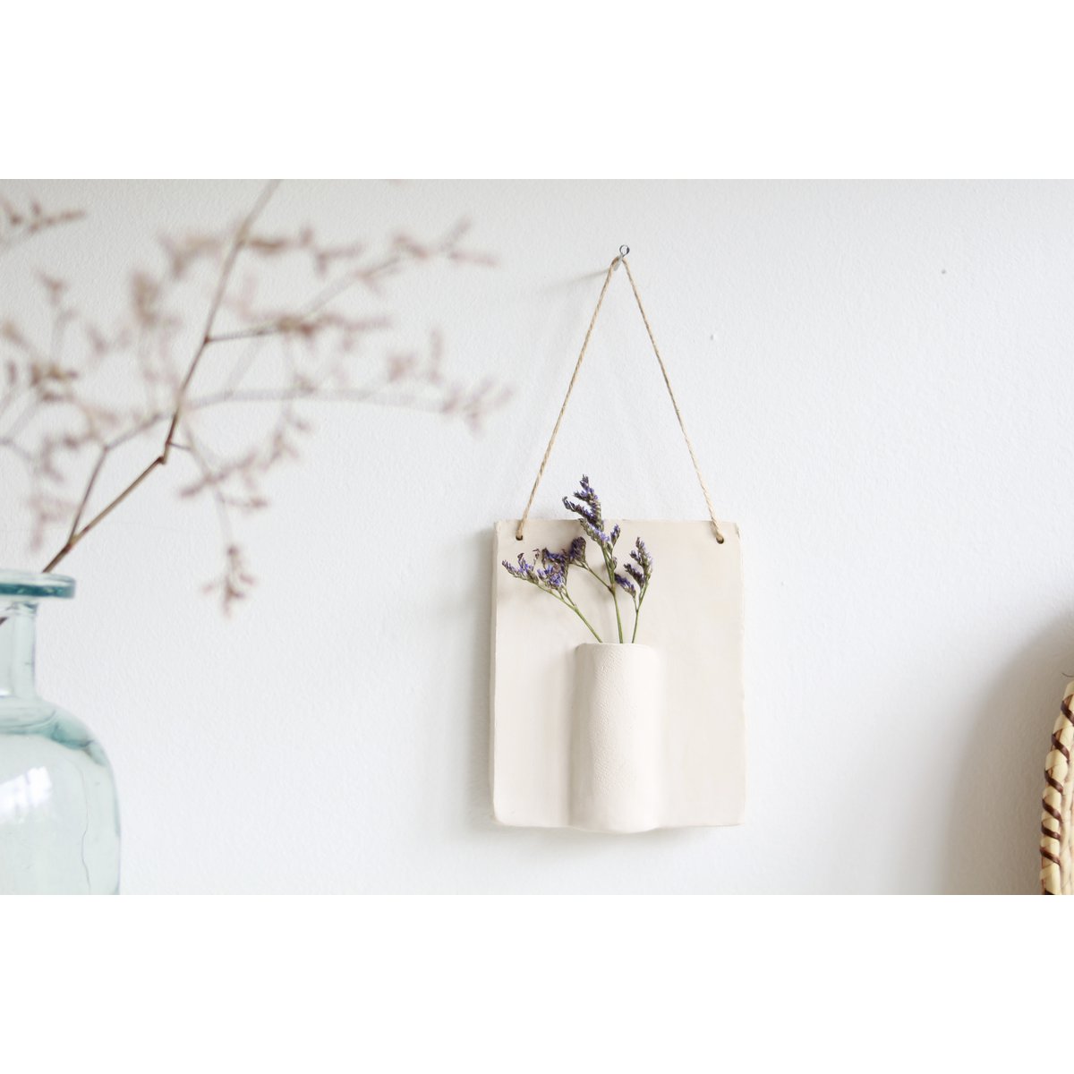 Wandhanger van keramiek met droogbloem