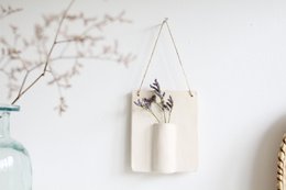 Wandhanger van keramiek met droogbloem