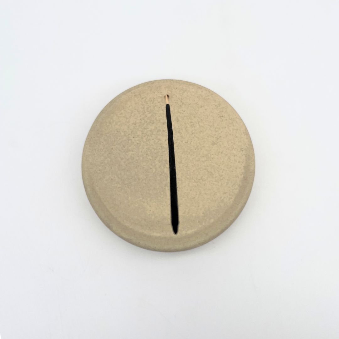 røgelsesholder - røgelsesholder - keramik - rund - skrå - beige - diameter 14,5 cm - røgelsebrænder