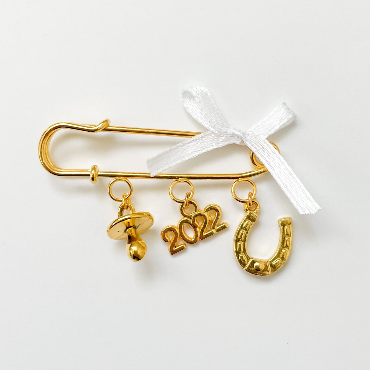 Anstecknadel Glücksbringer als Geschenk zur Geburt oder Taufe mit 3 Charms und Schleife