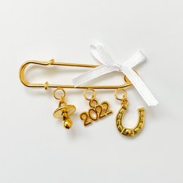 Pin lykkeamulet som gave til fødsel eller barnedåb med 3 charms og sløjfe