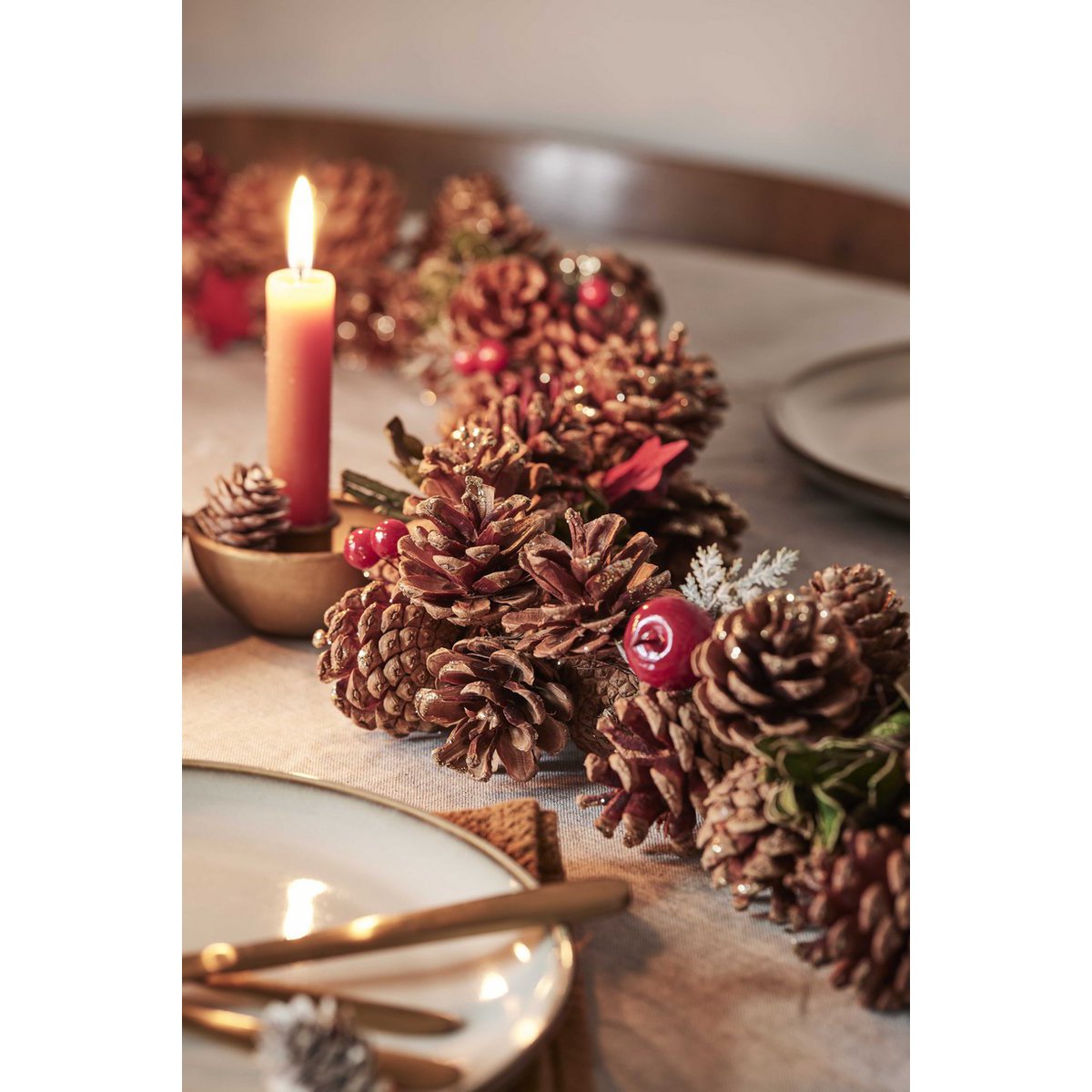 Tarro de arreglo navideño - frutos rojos | ø 22cm | Adorno navideño decorativo y bien relleno en macetero resistente con materiales naturales con detalles en blanco | Rojo