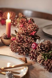 Tarro de arreglo navideño - frutos rojos | ø 22cm | Adorno navideño decorativo y bien relleno en macetero resistente con materiales naturales con detalles en blanco | Rojo