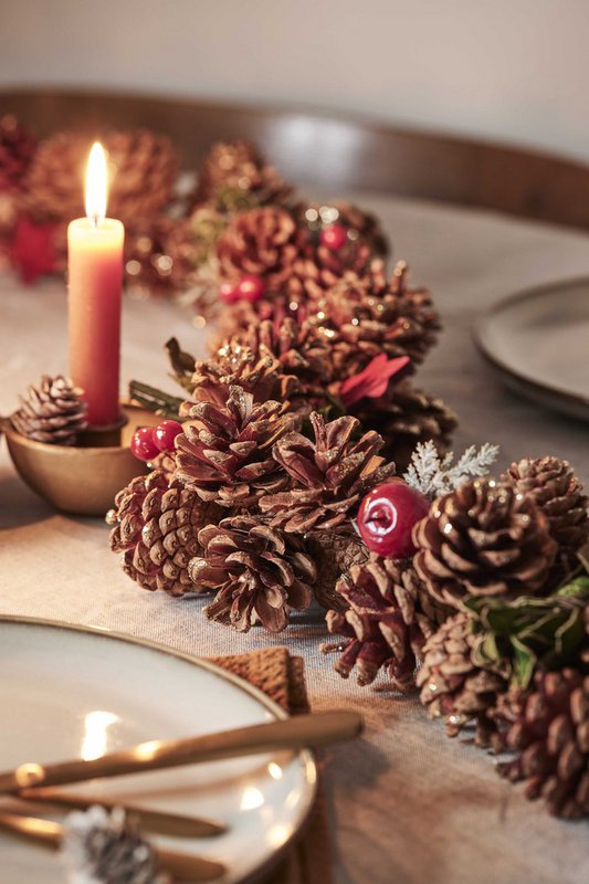 Tarro de arreglo navideño - frutos rojos | ø 22cm | Adorno navideño decorativo y bien relleno en macetero resistente con materiales naturales con detalles en blanco | Rojo